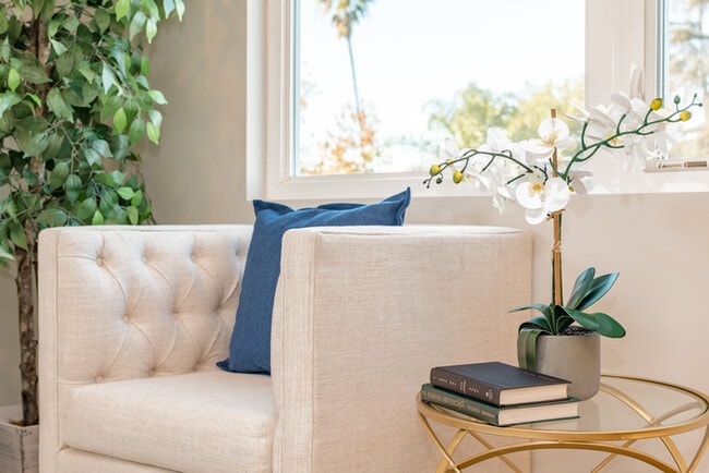 Building Photo - Two Bedroom Town Home-style Like Near NoHo Arts District