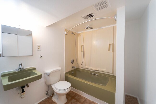 Building Photo - 50's Rambler with 5 BR & 3 BA in One of the Best Locations in Arlington