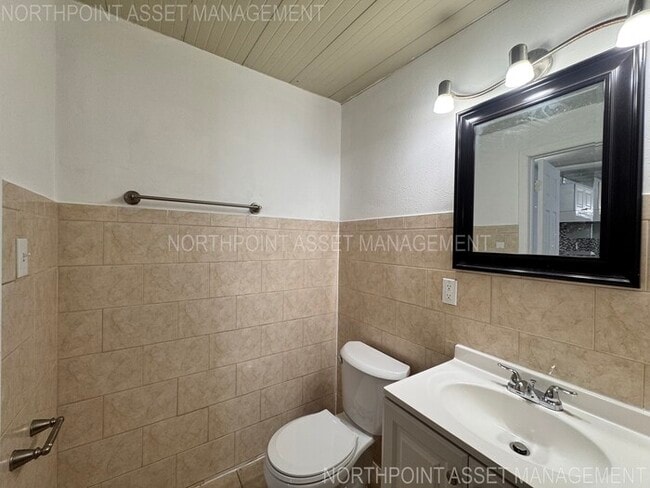 Building Photo - 2 Spacious Bedrooms and 2 Modern Bathrooms...
