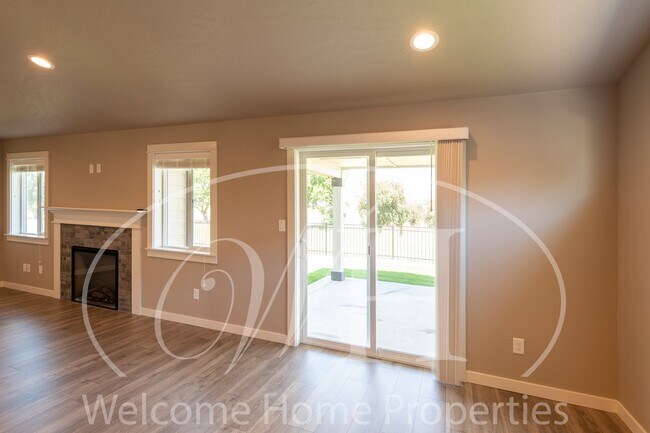 Building Photo - Brand NEW Home Overlooking the Golf Course