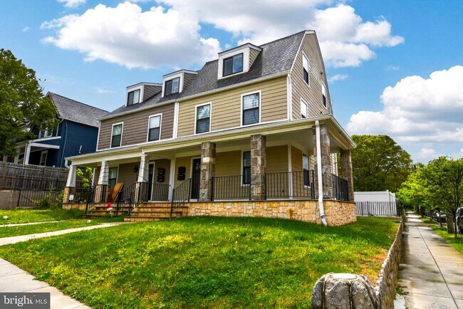 Building Photo - 901 Lawrence St NE