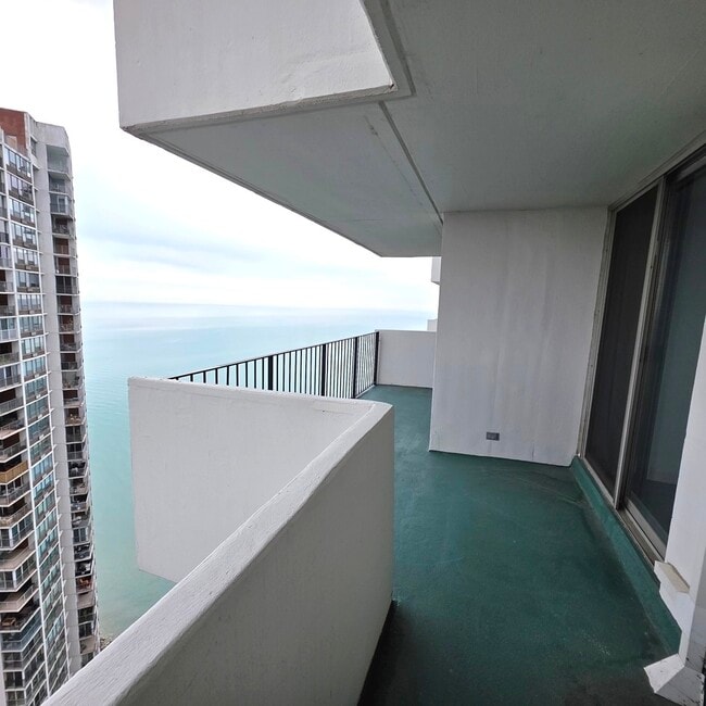 Building Photo - 6033 N Sheridan Rd