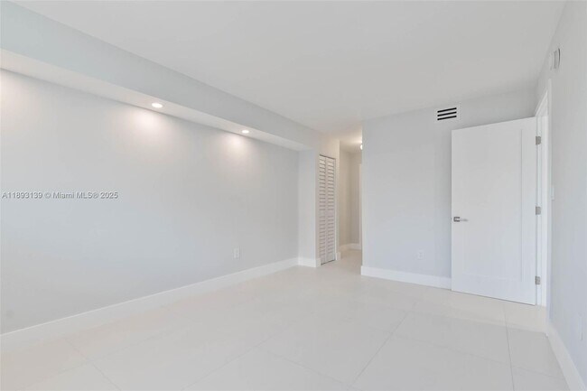 Building Photo - 1665 Bay Rd