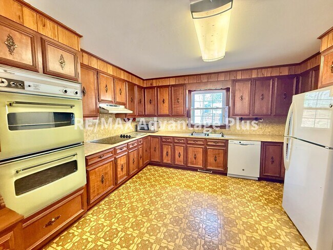 Building Photo - Very Spacious Home with 2 beds/2 baths and a bonus room, close to Charlotte Courthouse