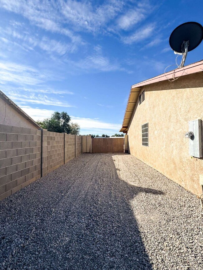 Building Photo - "Newly Renovated 4-Bedroom, 2 Bathroom Home in Yuma!"