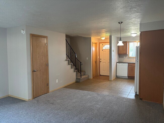 Building Photo - HALF OFF  1ST  FULL  MONTH'S  RENT   Pet-friendly Townhouse Near Parks and Downtown Newberg  Show...
