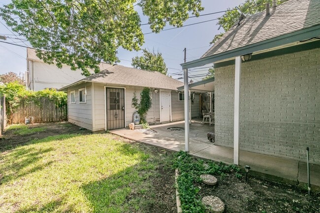 Building Photo - Charming Bungalow - Arlington Heights