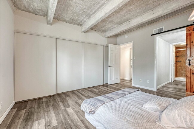 Building Photo - Charming 3-Bed Penthouse Condo in Denver with 2 full bathrooms! – Open Floor Plan *Move in specia...