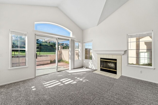 Building Photo - Charming 2 Bed | 2 Bath Single-Story Home with Golf Course Views!