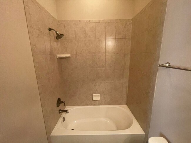 Building Photo - Beautiful 3 Bedroom 3 Bathroom home in Pla...