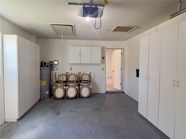 Building Photo - 4001 Oakhurst Dr