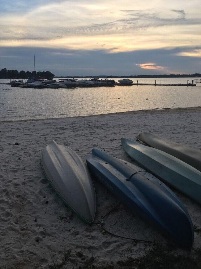 Building Photo - 2 Bedroom Condo in  Portside at Davidson Landing!