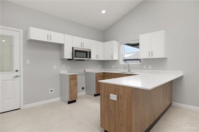 Building Photo - 2705 Woodpecker Rd