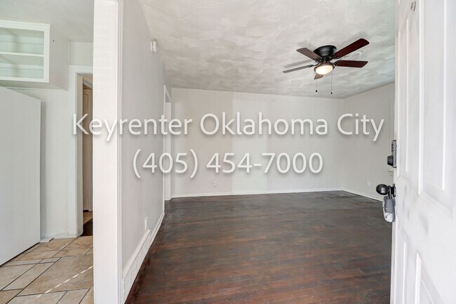 Building Photo - 4913 N Willow Ave