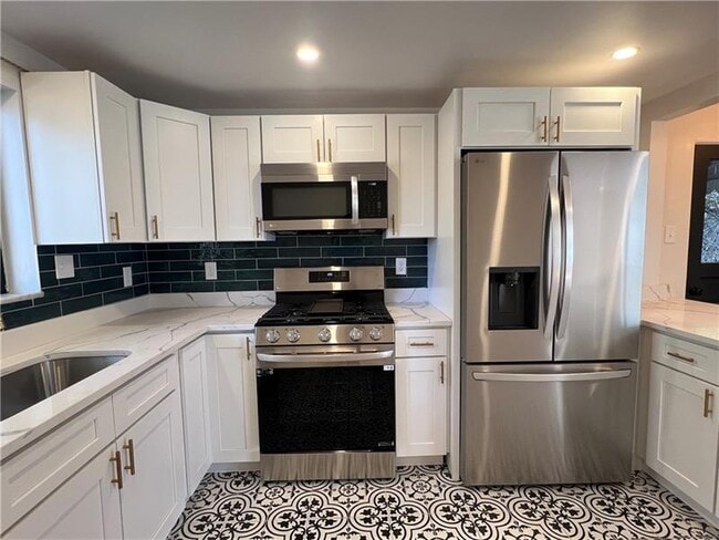 Building Photo - 658 Fort Couch Rd