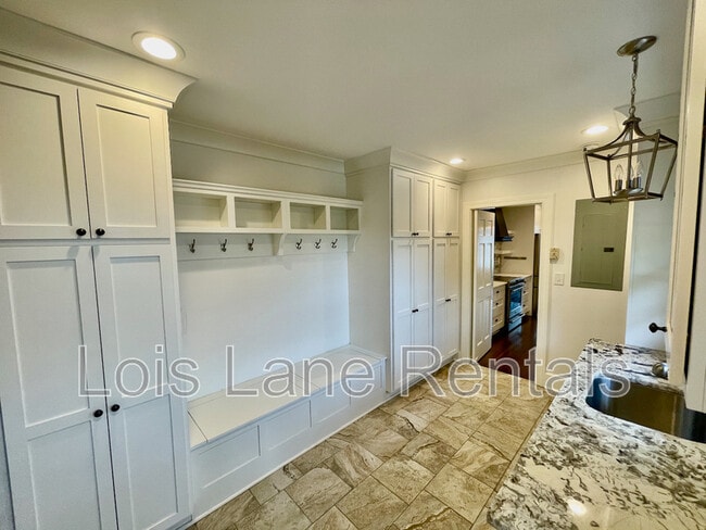 Building Photo - 3 1/2 Saint Michaels Alley