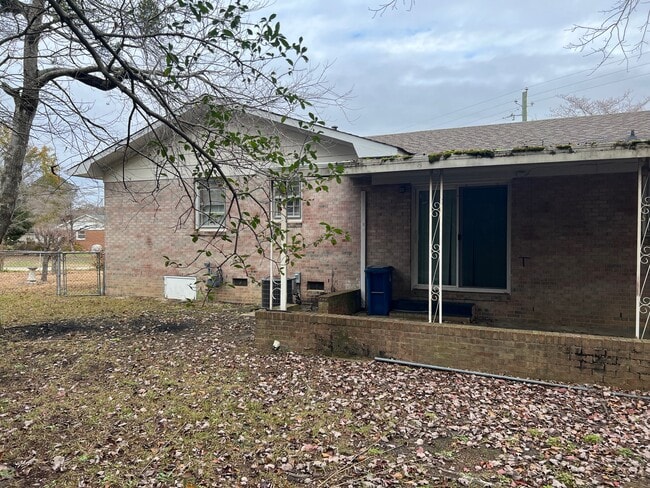 Building Photo - 1602 Camelot Dr