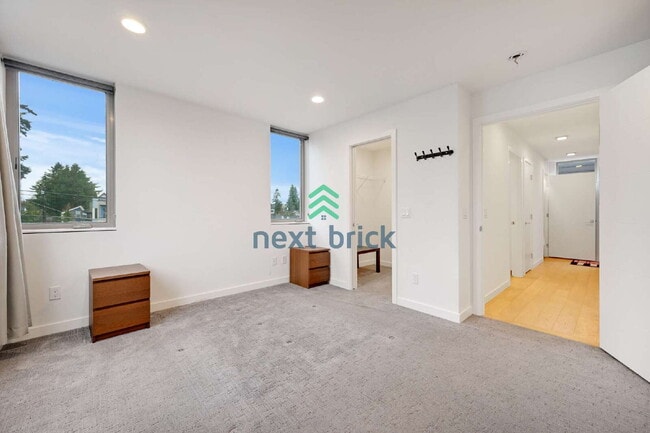 Building Photo - A beautiful 3 bed and 2 bathroom townhouse for rent