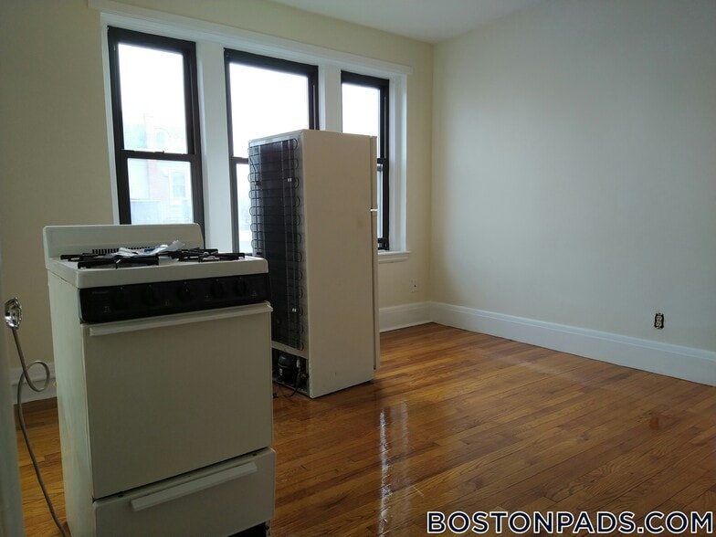 Building Photo - 349 Pleasant St