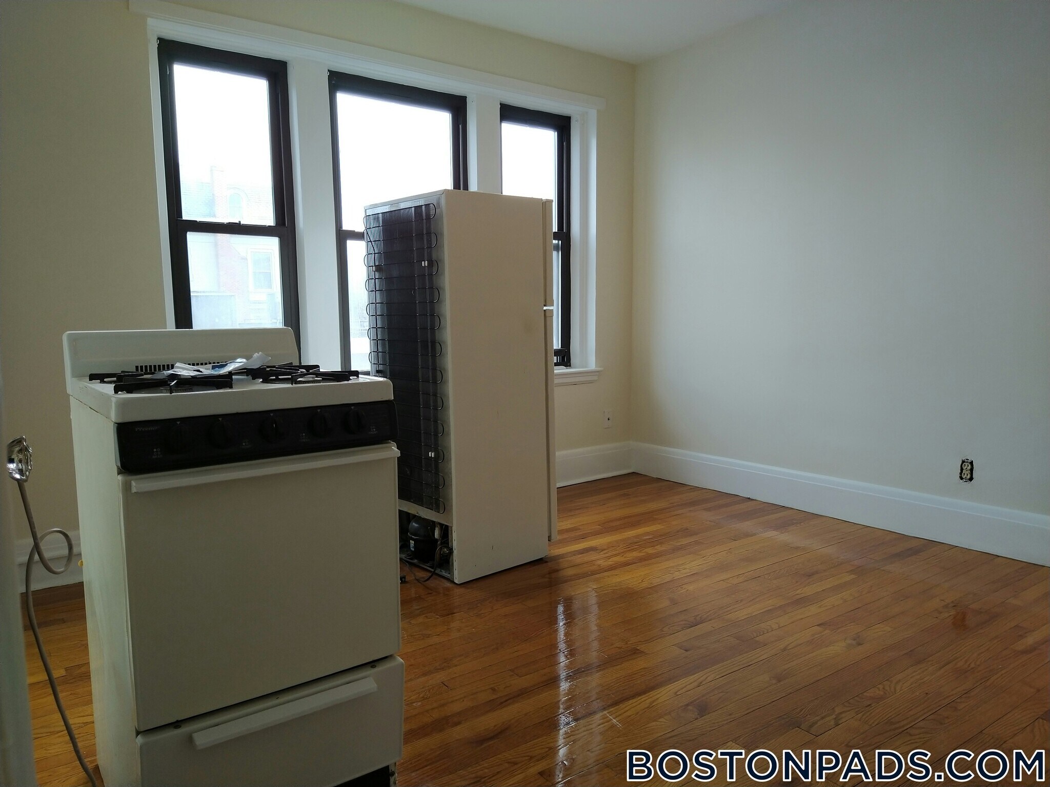 Building Photo - 349 Pleasant St