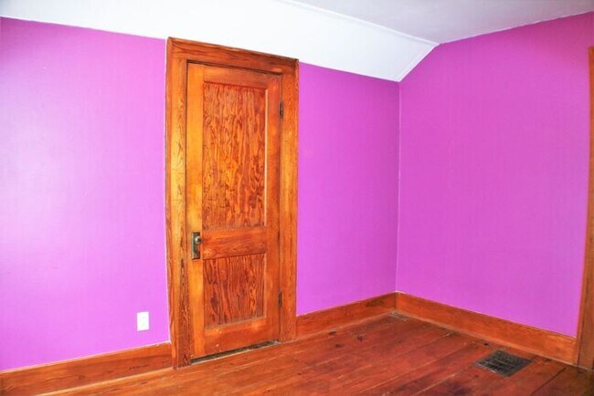 Building Photo - $1,300 | 1 Bedroom + Bonus Room, 1 Bathroom 2nd Floor Apartment | Pet Friendly* | Available for A...