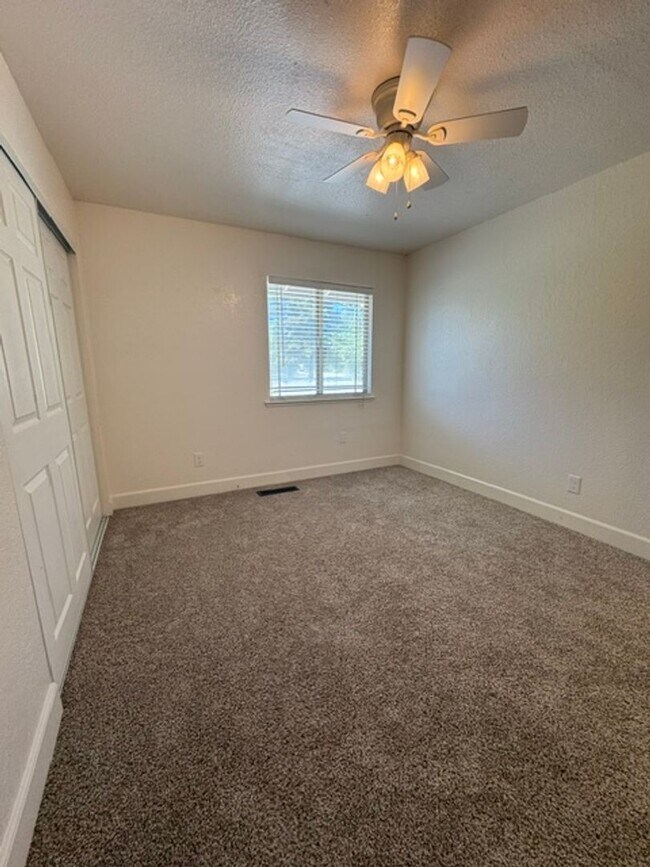 Building Photo - Beautiful 4 Bedroom 2 Bathroom Home with Solar!