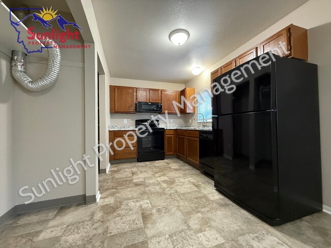 Building Photo - Freshly Updated 2 Bed Unit with Garage & A...