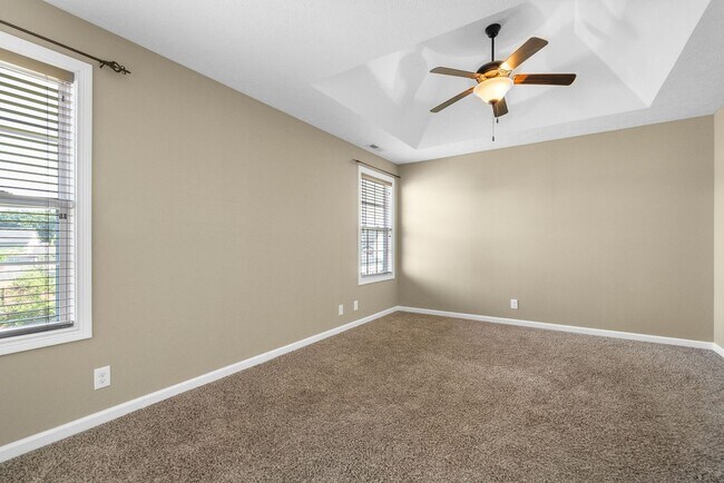 Building Photo - Large, Nice home close to Fort Campbell an...