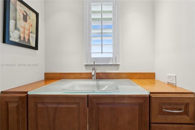Building Photo - 1160 Hillsboro Mile Unit 901