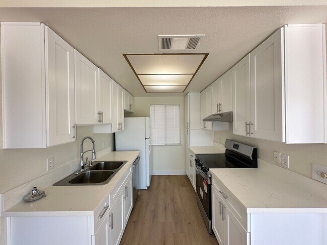 Building Photo - Condo & Newly Remodeled