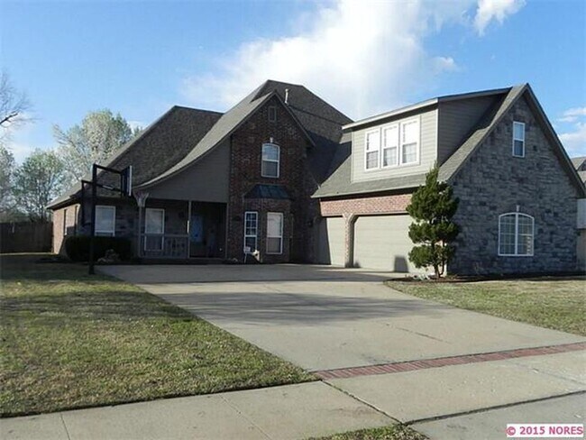 Primary Photo - 3905 W Vandalia St