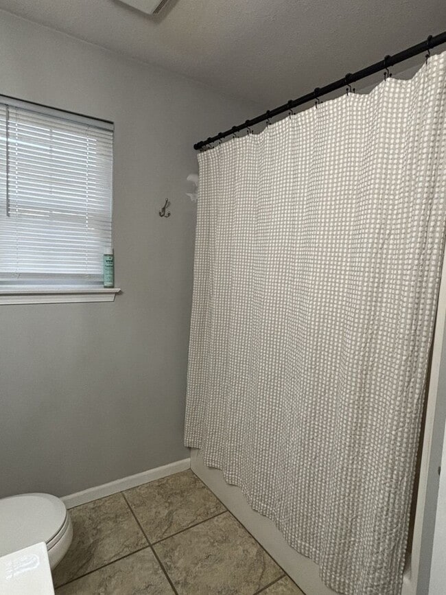 Building Photo - Gorgeous 3 Bedroom 2 Bathroom House!