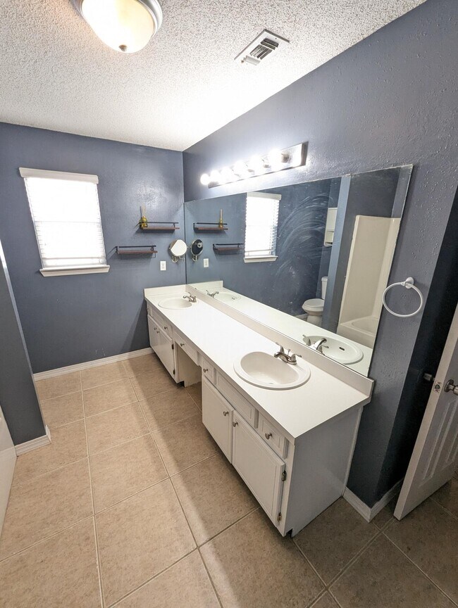 Building Photo - 437 Bridgewater Ct