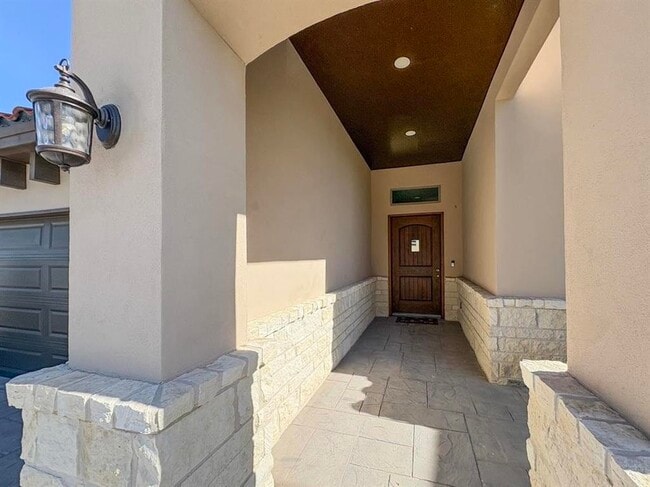Building Photo - 303 Placido Dr