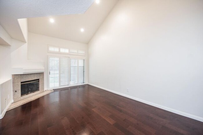 Building Photo - Anaheim Hills Beauty
