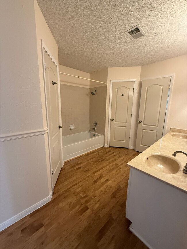 Building Photo - Cedar Park Cottage