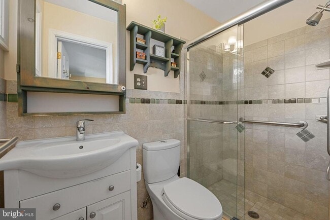 Building Photo - 5929 Avon Dr