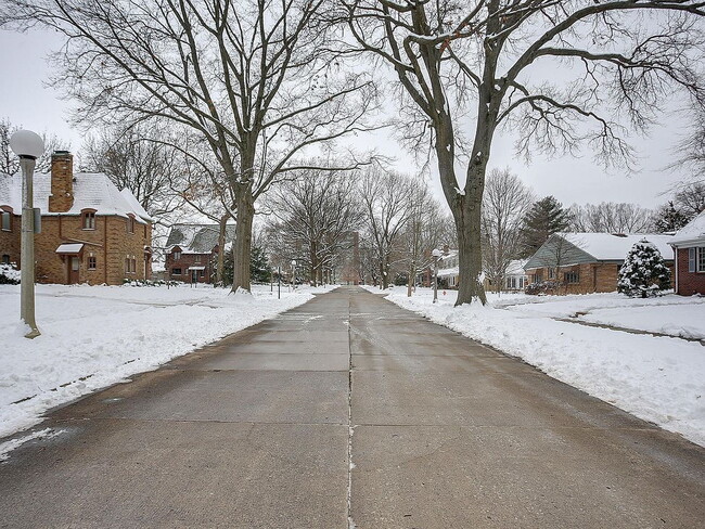 Building Photo - "Charming 3-Bed Home with Granite Elegance...