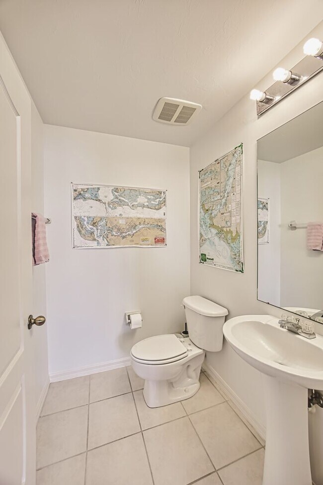 Building Photo - 3 bedroom 2.5 bathroom furnished condo