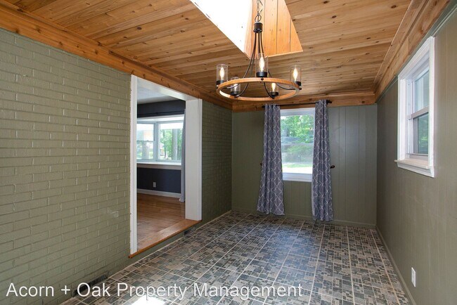Building Photo - 3 br, 2 bath House - 210 Landsbury Dr.