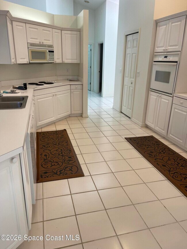 Building Photo - 729 Kenwood Cir