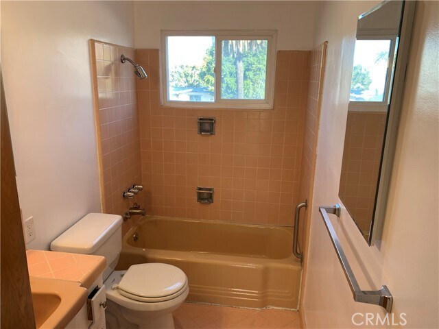 Building Photo - 528 Cedar Ave