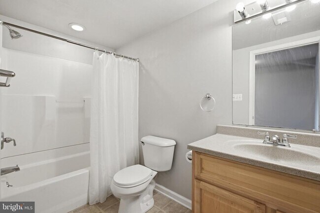 Building Photo - 27 Darien Way