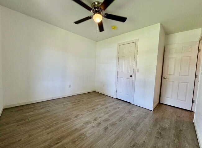 Building Photo - Like new!  3/2/2 Country Aire Estates