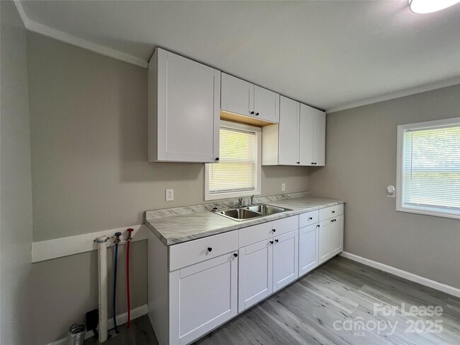 Building Photo - 303 Talley St