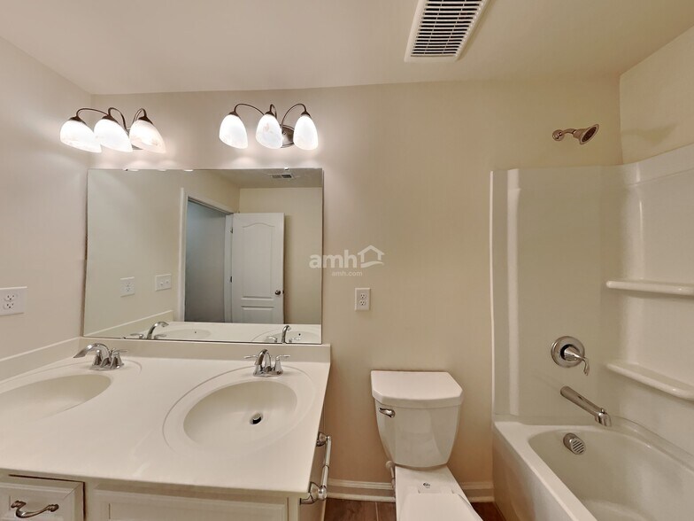 Building Photo - 128 Eden Ave