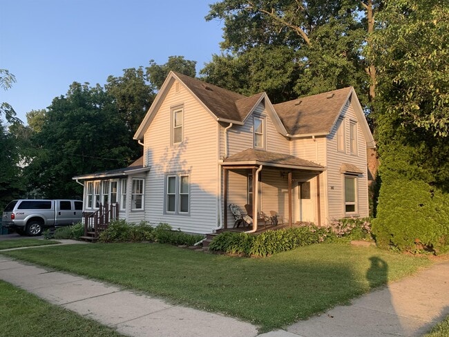 Building Photo - 342 Elm St