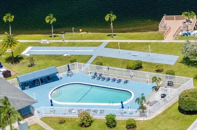 Building Photo - 2200 Park Ln