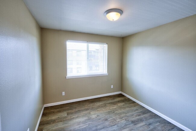 Building Photo - 1725 SW Forest Ridge Ave