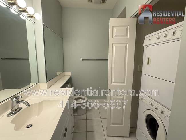 Building Photo - 1515 N Van Buren St